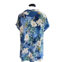 Bluzka niebieska z lejącym dekoltem typu woda - białe kwiaty